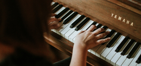 片手で演奏から始め、簡単な両手奏ができるまで。